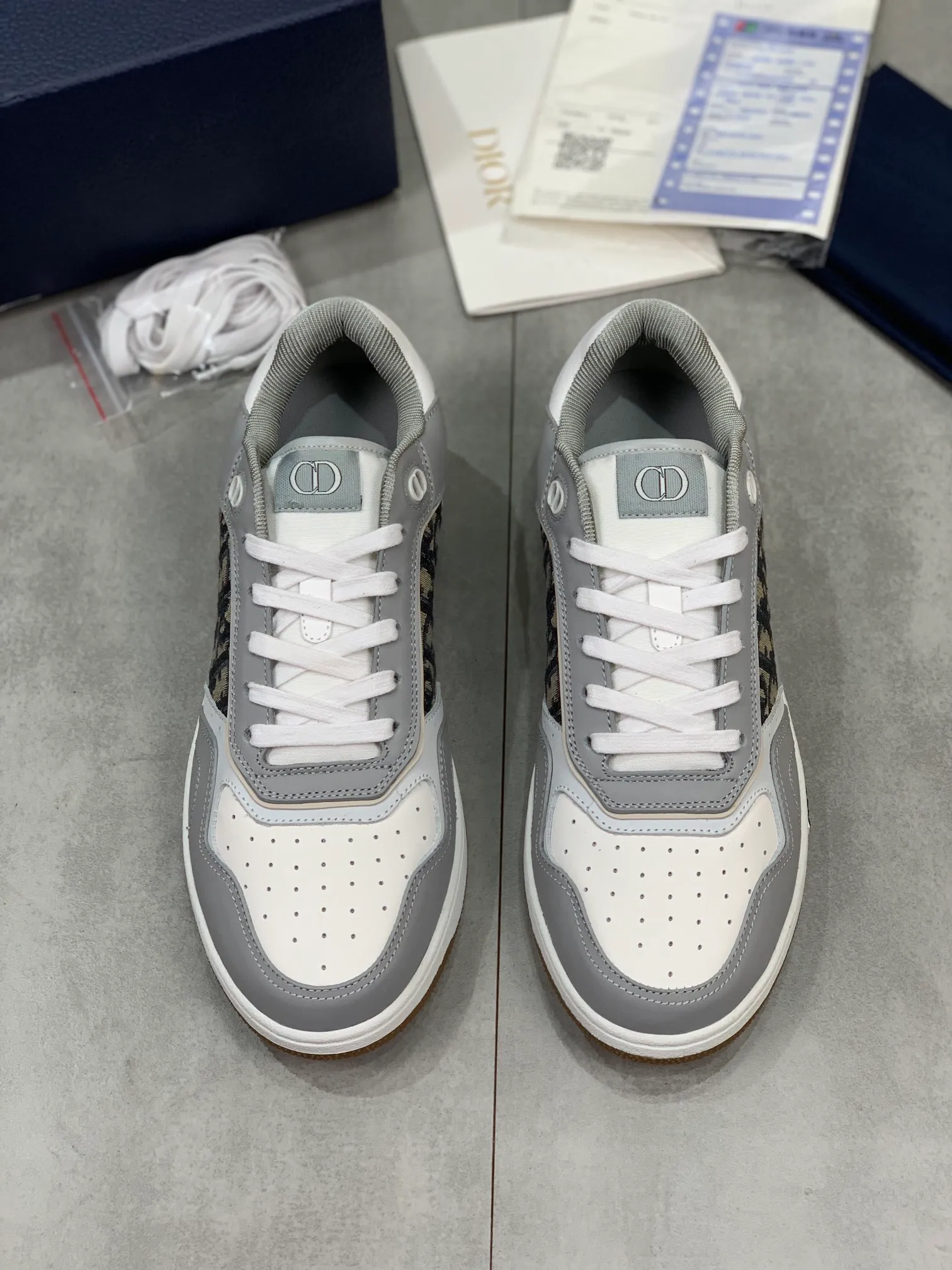 👟👟Ex-factory price 480👟👟 The latest popular casual sports shoes for couples in the Dior B27 series. It took more than three months to finally reproduce it perfectly. We made every detail exactly the same as the original. We decisively keep our own styles when shipping. How can beauties and handsome guys who like sports not keep their own styles? With multiple craftsmanship, this low-cut sneaker newly launched this season is one of the flagship styles of the series. Dior B27 sneakers, original version 7800👟👟 Purchased in early spring, new presbyopic sneakers. A favorite among major celebrities and Internet celebrities. The on-foot effect is very nice. The B27 sneakers are made by Italian craftsmen. They have distinct layers and a unique three-dimensional effect, showing a modern and elegant style, comparable to Dior Internal stretch details provide ideal comfort and can be paired with a variety of casual looks. Shows fashionable and modern sports style. Original imported Italian silk cowhide stitched with embroidered letters lining and feet, original imported breathable double-layer mesh, original customized T👟👟factory price U two-color outsole. We all follow the original binding process, one last for each yard, and the yardage is accurate. On the surface it seems simple and has no technical content, but in fact it is quite a test of the technical operation of the master Luo Di. The market's top quality is welcome to compare, any details are unconditional 👟👟Ex-factory price K. There are pictures and the truth. Today's Internet celebrities and foreign stars are buying it one after another! Fully responsible for dressing in spring, summer, autumn and winter. CD elements create an avant-garde and bold look. Original molded T👟👟Factory price U outsole No matter how many versions there are on the market, you will be full of surprises the moment you get it! The perfect genuine version, you can go in and out of the counter at will. Fabric: Original imported silk cowhide with embroidered letters Lining: Imported original breathable double-layer mesh Foot: Imported original latex mesh Outsole: Original T👟👟 Factory price U two-color bottom Size: 35-45 (Male 38.46 custom-made, non-refundable and non-exchangeable)